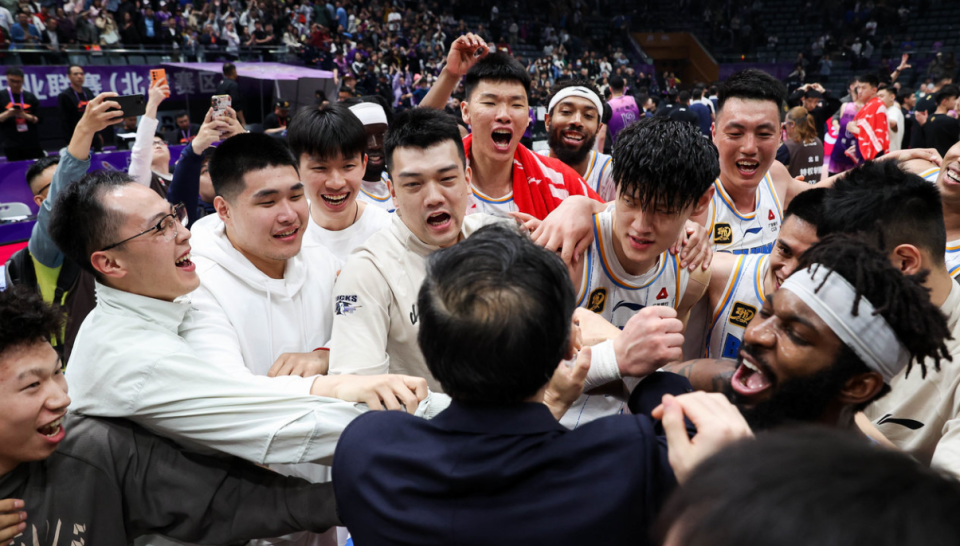 秦晓雯离开, 年轻球员