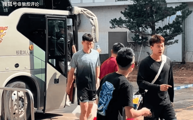 同样是现身, 且参与了对 同样是现身, 且参与了对